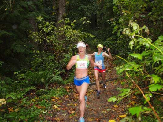 Renee Metivier leads Ladia Albertson-Junkans at mile 3.